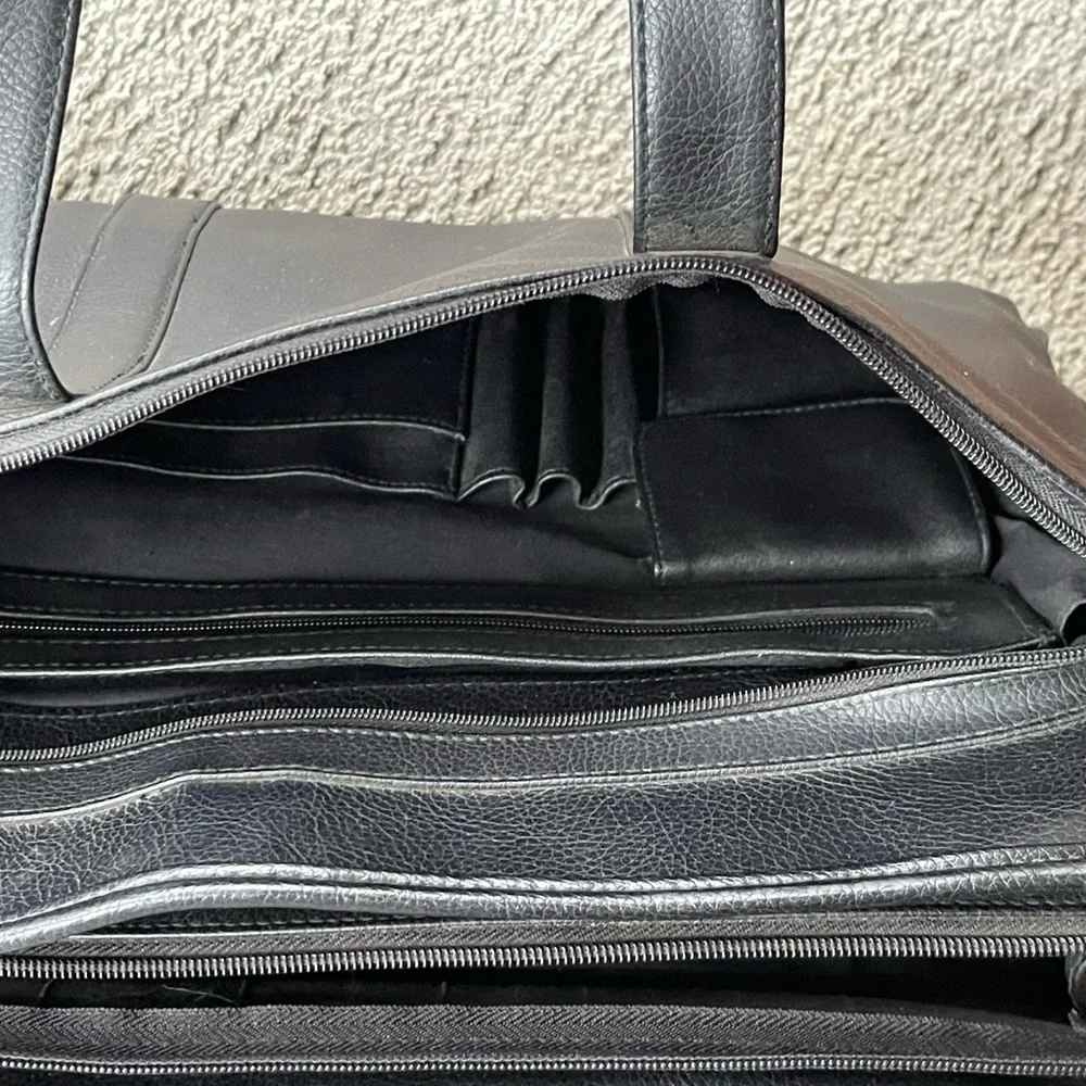 LAPTOP BRIEFCASE/ATTACHE/BOOKBAG! Hand or shoulder straps. Black Faux Leather.